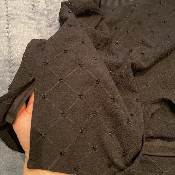**NWT** Very pretty little black top with delicate sequins - Picture 5 of 13